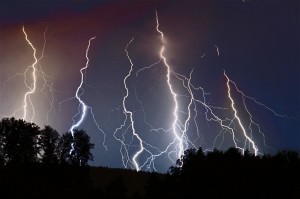 Fotogene nachtgewitter waren diesen Sommer dünn gesät. Sammelfoto einer Reihe von Blitzen über Muri AG, 09.07.2013. Foto: Willi Schmid